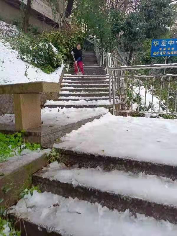 情滿華龍，掃雪除冰暖人心